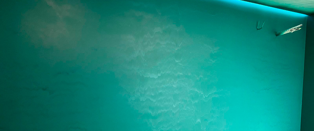 потеки краски на стенах